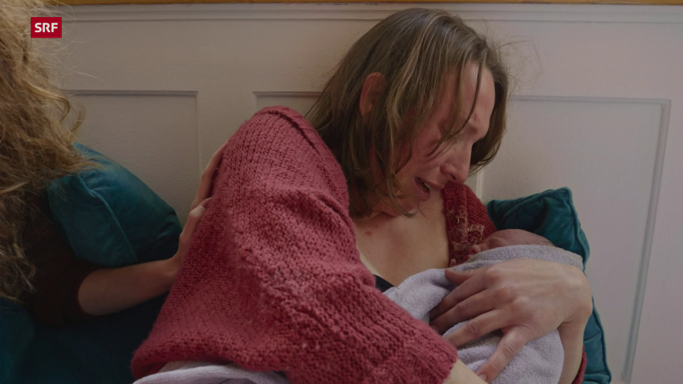 Triggerwarnung - Szene einer Geburt: Rebecca Wullschleger gebiert ihr Kind im heimischen Erker (Folge 4)
