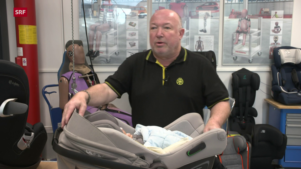 Jürg Reinhard, TCS-Experte: «Dicke Jacken zieht man dem Baby besser aus – für mehr Sicherheit.»