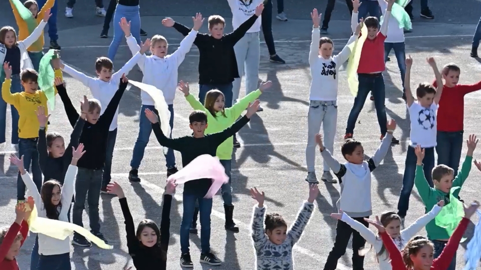 #SayHi 2021: Tausende Kinder tanzen gegen Mobbing & für Freundschaft