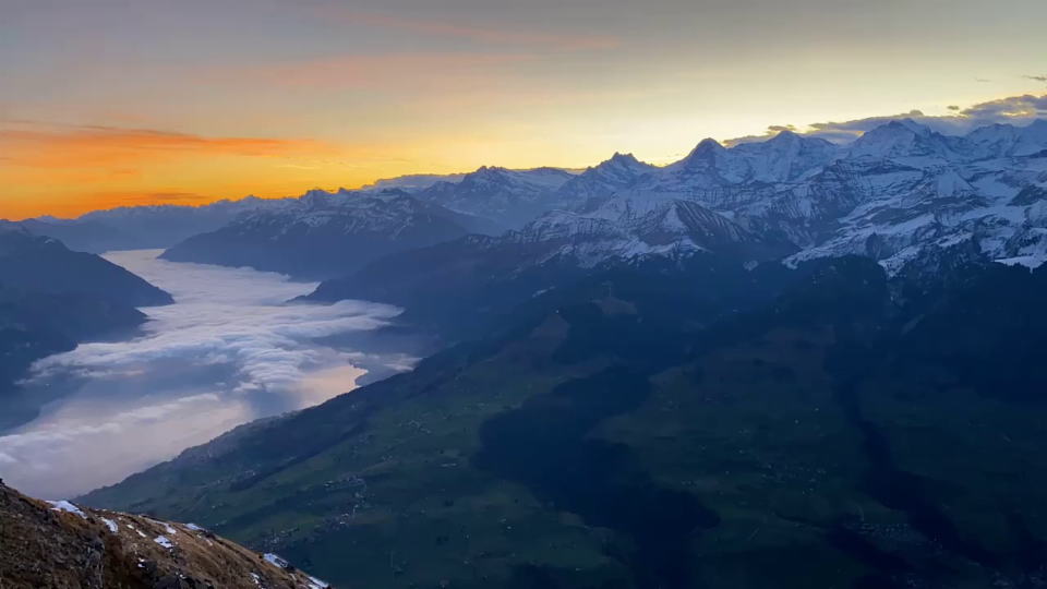 Der Nebel schlängelt sich durchs Berner Oberland, Simon Brülisauer, 11. November 2021, Niesen/BE