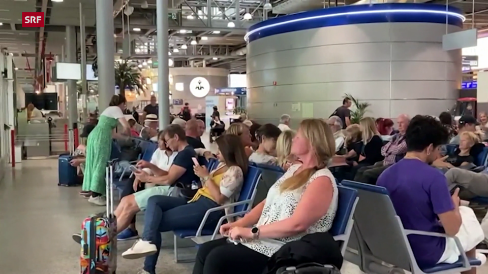 Auch am Flughafen Genf warten Reisende auf ihre Flüge