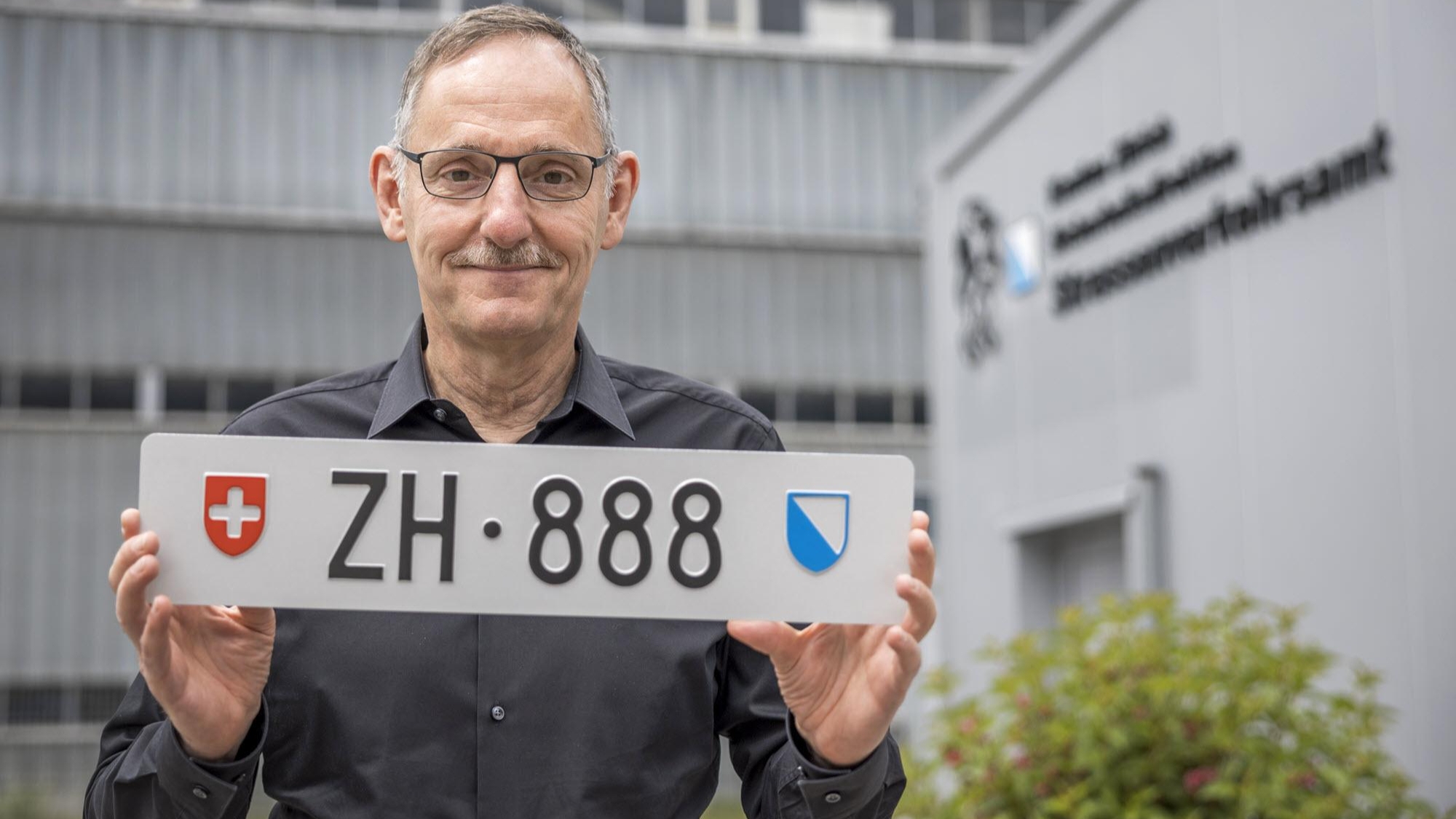 Schweiz: Teuerstes Autokennzeichen kostet 160.100 Franken - DER