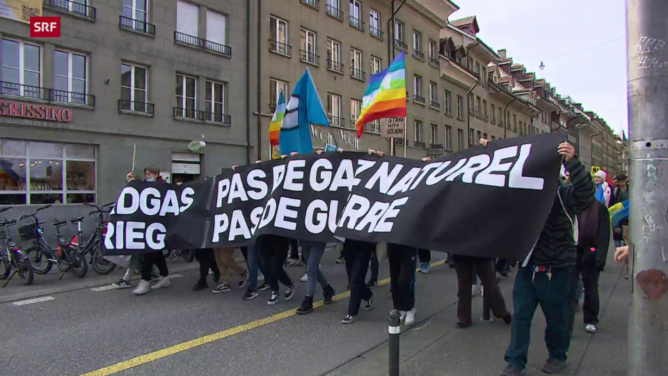 Erneut demonstrieren Tausende in Bern