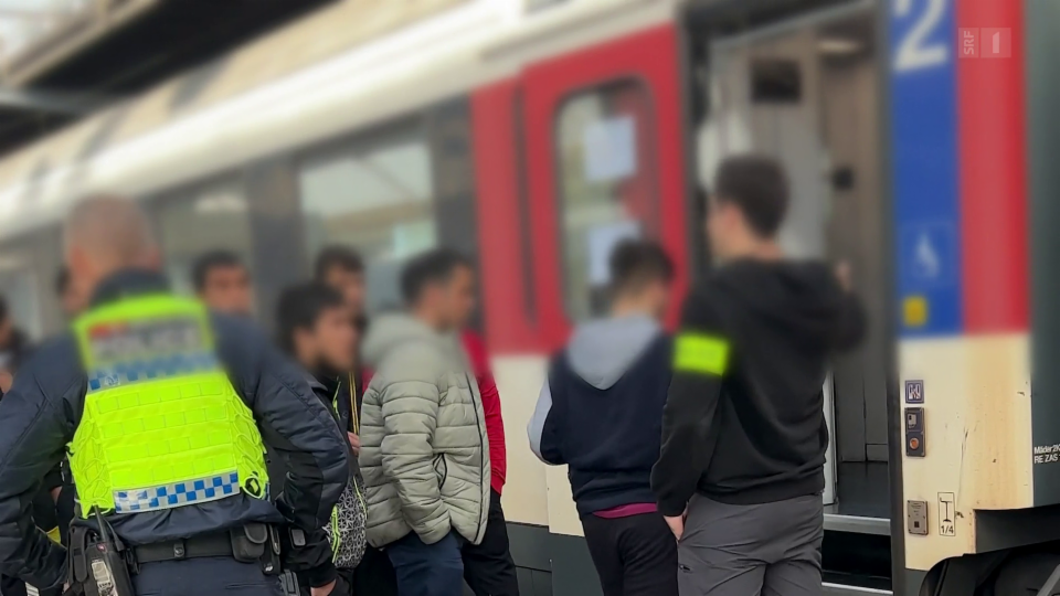 Aus dem Archiv: Migranten reisen mithilfe der SBB weiter