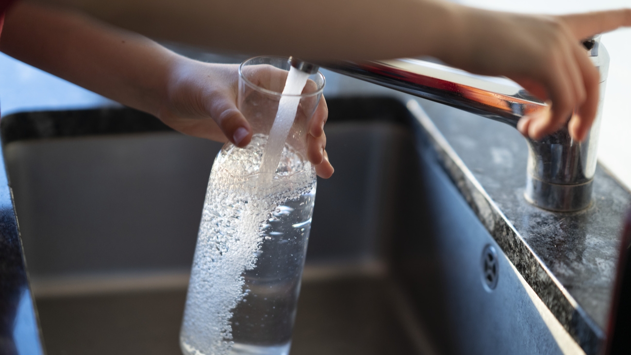 Verschmutztes Grundwasser - Mit einem Aktivkohle-Filter lässt sich  Trinkwasser säubern - Wissen - SRF