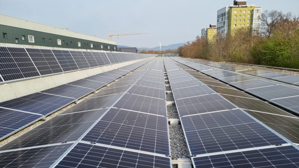 Grosses Potenzial und grosse Hürden für Solardächer auf Autobahnen