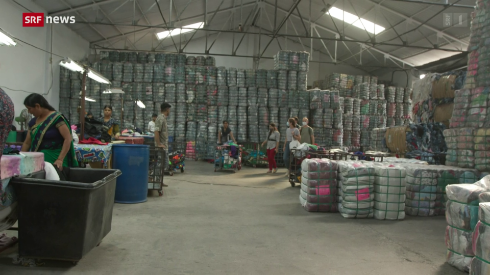 In diesem Kleider-Sortierwerk landen rund 40 Tonnen Altkleider täglich