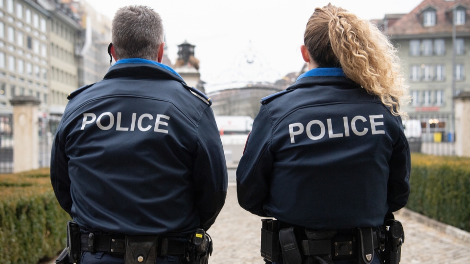 Für den Polizeidienst braucht es in Bern weiter den Schweizer Pass