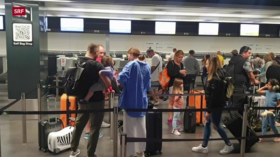 Grosse Menschenmengen am Flughafen Zürich wegen Sperrung des Schweizer Luftraums