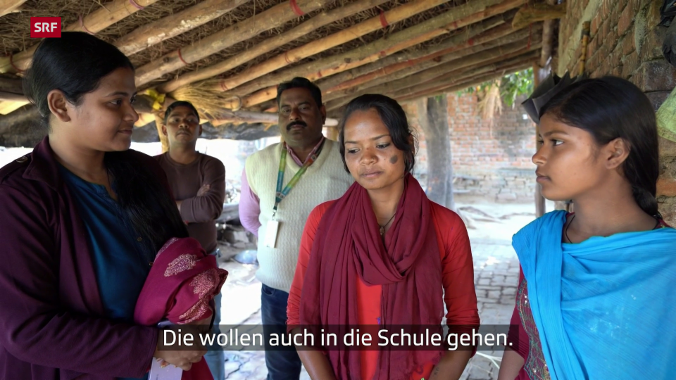 Sinha führt durch ein Dorf des Hilfsprojekts.