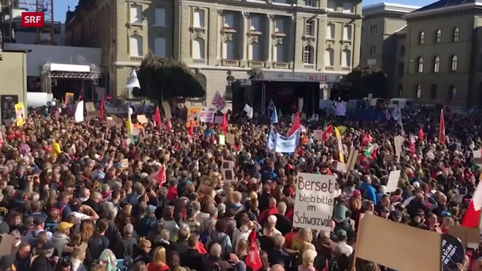 Menschenmassen und Trychler an Kundgebung in Bern 