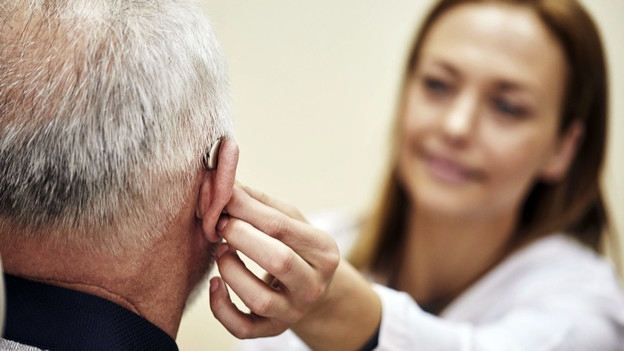 Schwerhörigkeit beheben – Das Hörgerät allein reicht noch nicht