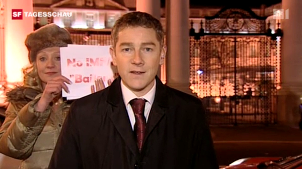 Im Hintergrund von Korrespondent Peter Balzli wird demonstriert
