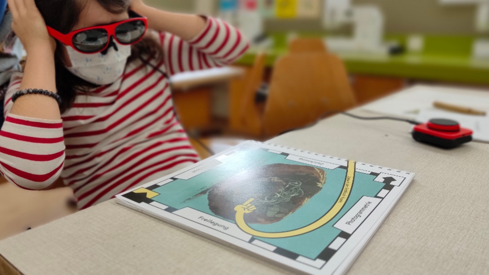 Das «immersive Arbeitsheft» im Einsatz: Eine Schülerin betrachtet durch die AR-Brille ein seltsames archäologisches Fundstück vom Uetliberg.