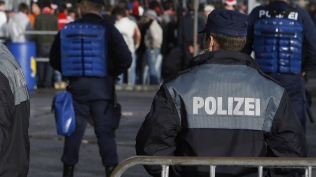 Leibesvisitation videos polizei nackt Polizei