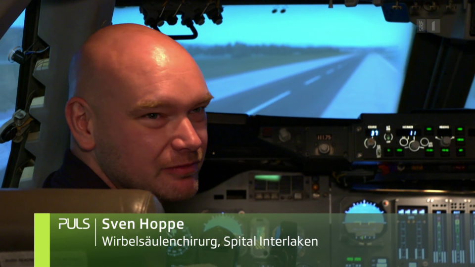 Sven Hoppe erklärt, was die Ärzte von den Checklisten im Cockpit mit in den Operationssaal nehmen können. 