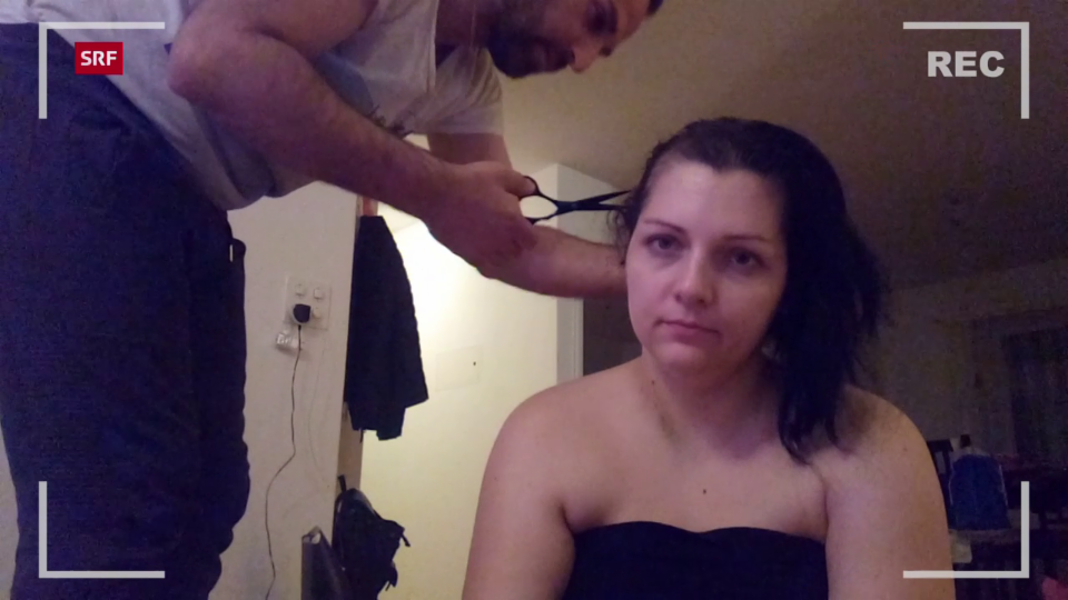 Nach der ersten Chemotherapie fallen die Haare aus. Marie-Christine Leutwylers Mann hilft beim Rasieren.