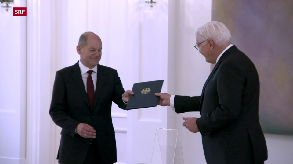 Frank-Walter Steinmeier gratuliert Olaf Scholz – und übergibt die Ernennungsurkunde