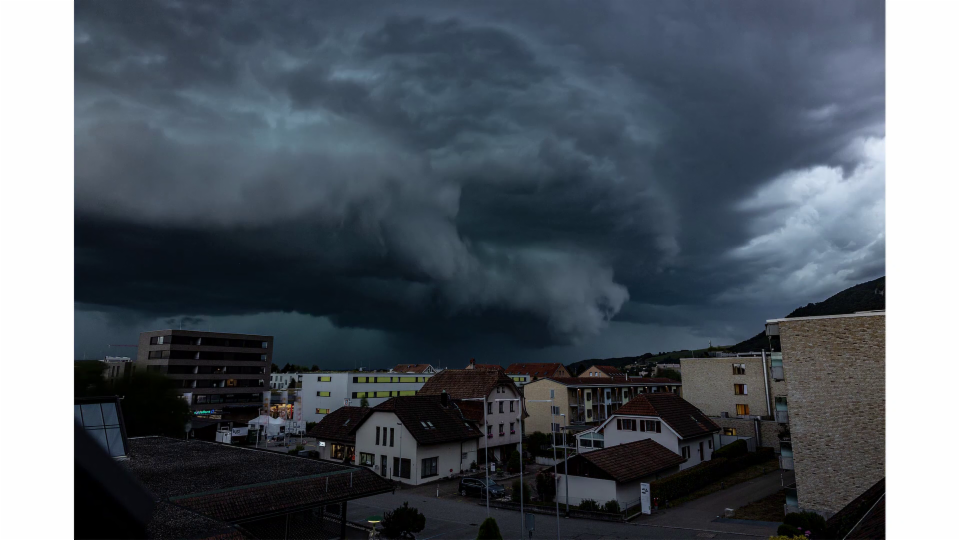 Gewitterlinie mit Shelf Cloud in Oensingen/SO, SRFMeteoVideo von Thomas Hug