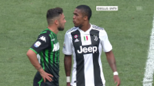 Link öffnet eine Lightbox. Video Juventus-Spieler Douglas Costa tickt komplett aus abspielen