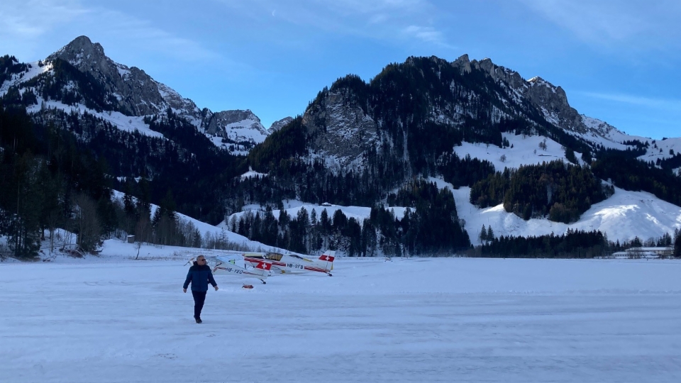 Der Schwarzsee ist genug zugefroren, dass Flugzeuge landen