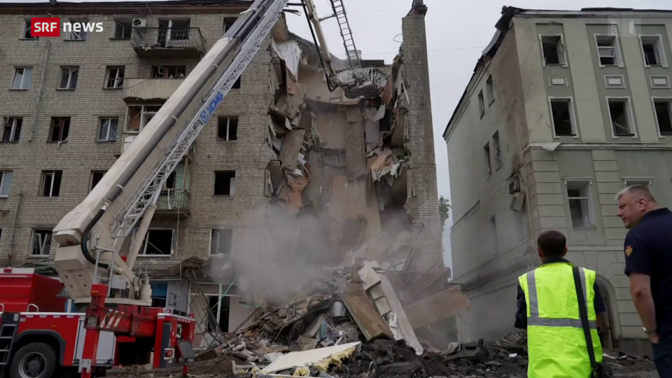 Archiv: Russische Rakete zerstört Wohngebäude in Charkiw