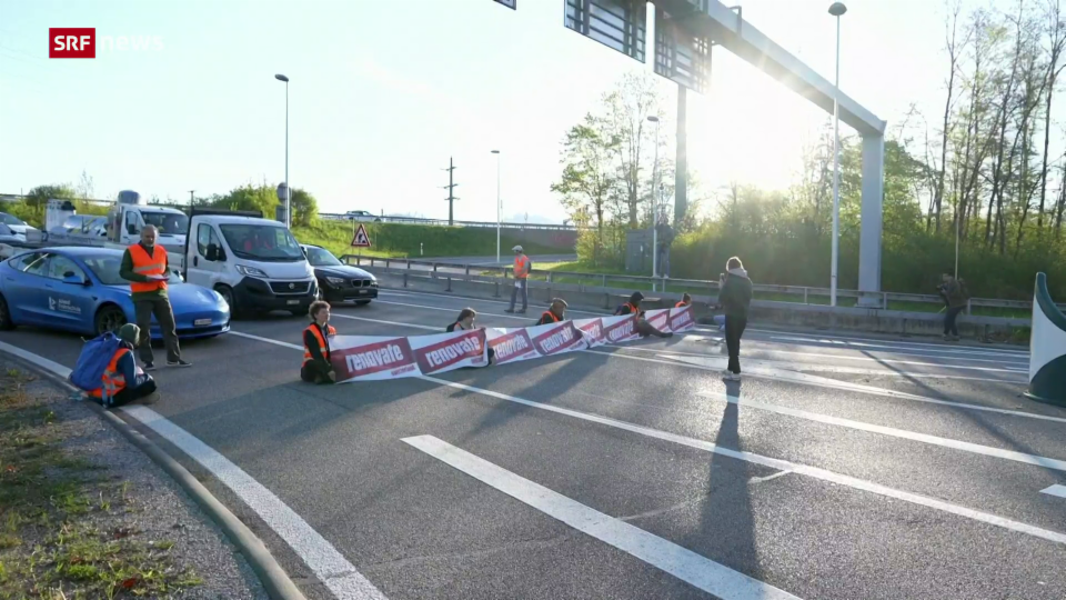 Klimaaktivisten blockieren Autobahn bei Bern