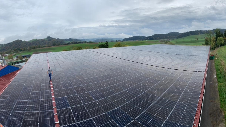 Dieser Solarpark liefert Energie für ein Kieswerk