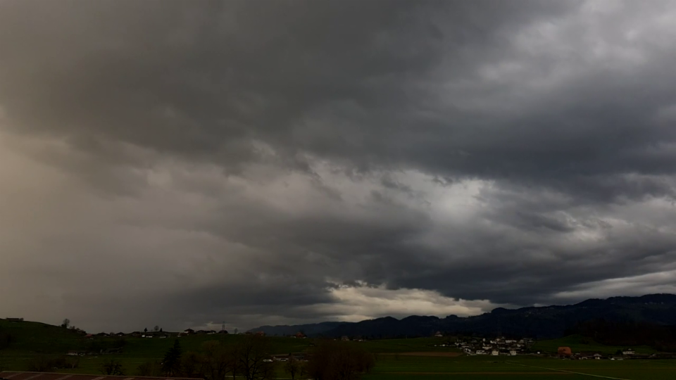 11. April: Schauerwolken im Berner Oberland, Werner Krebs