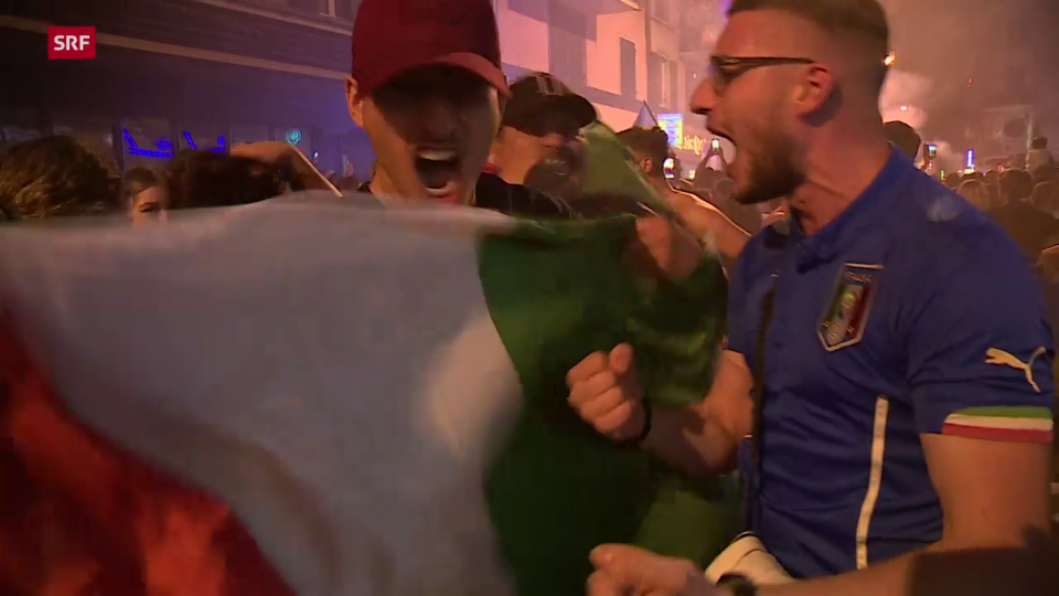 Ausgelassen freuen sich die Fans der italienischen Nationalmannschaft in Zürich an der Langstrasse.