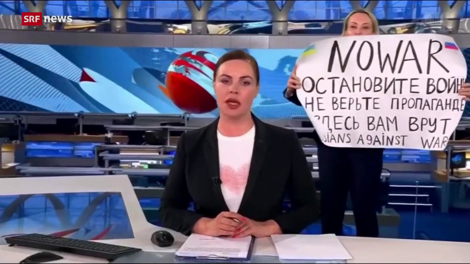 Frau stürmt Live-Sendung im russischen Fernsehen