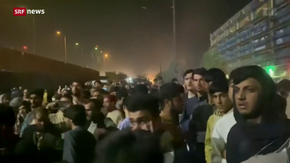 Zehntausende drängen sich um den Flughafen Kabul