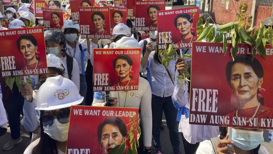 Die Junta will Aung San Suu Kyi zum Schweigen bringen