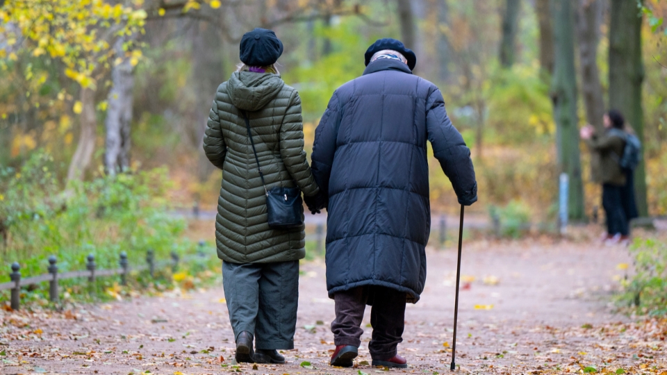 AHV-Rentnerinnen und Rentner erhalten 2023 den vollen Teuerungsausgleich